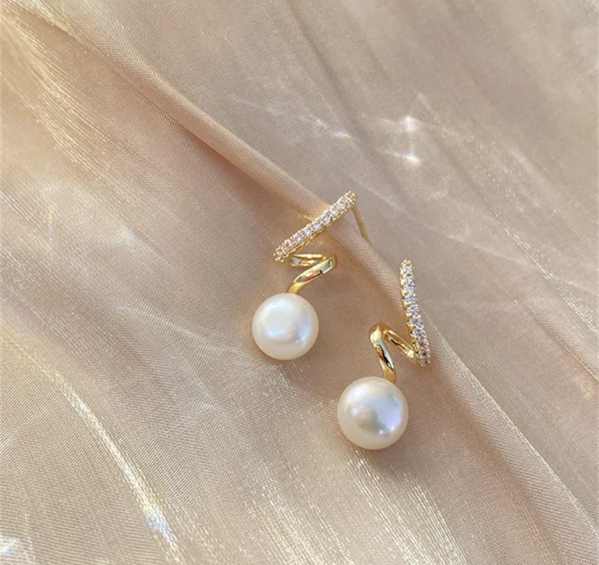 Twisted Pearl Minimalist Cute Earring