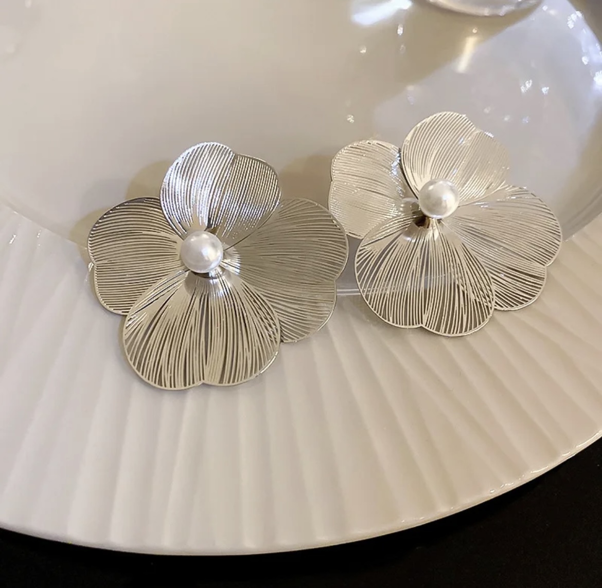 Silver Fashion Pearl Metal Flower Earrings