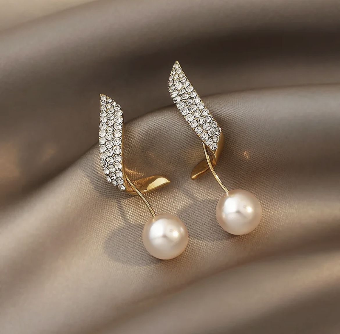 Geometric Twist Ring Pearl Earring